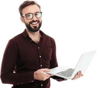Étudiant préparant sa présentation PFE sur ordinateur portable